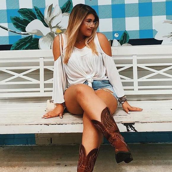 Meet your Posher, Brooke - Picture 1 of 1